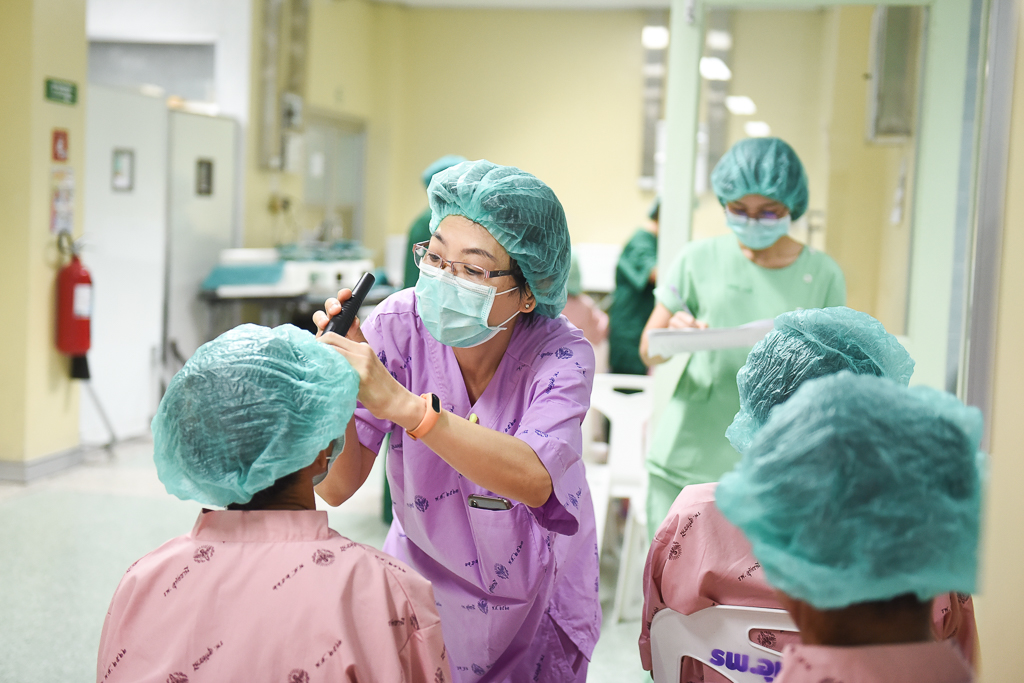 ทีมจักษุแพทย์ ร่วม “โครงการผ่าตัดต้อกระจก ดวงตาสว่างใส ชาวอุทัยฯ เปี่ยมสุข” ในโอกาสครบรอบ 69 ปี โรงพยาบาลอุทัยธานี